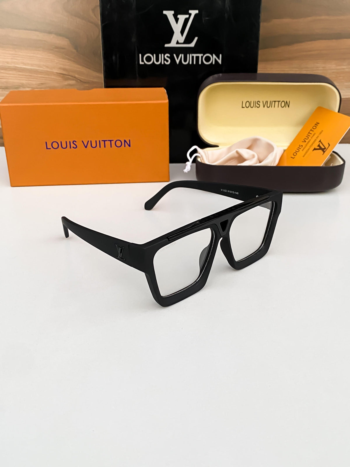 Louis Vuitton Black Plano 1502