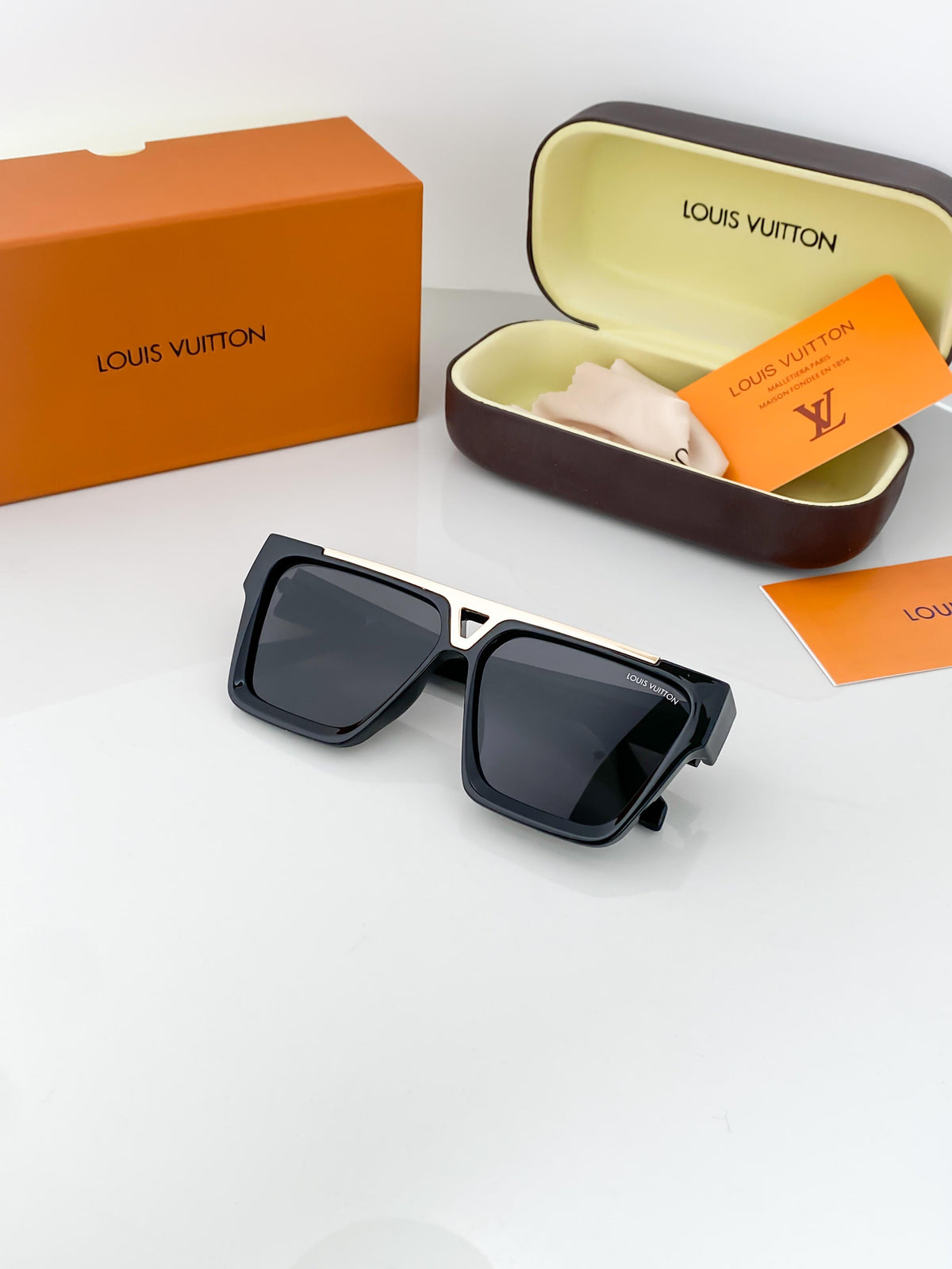 Louis Vuitton Gold Black 1502