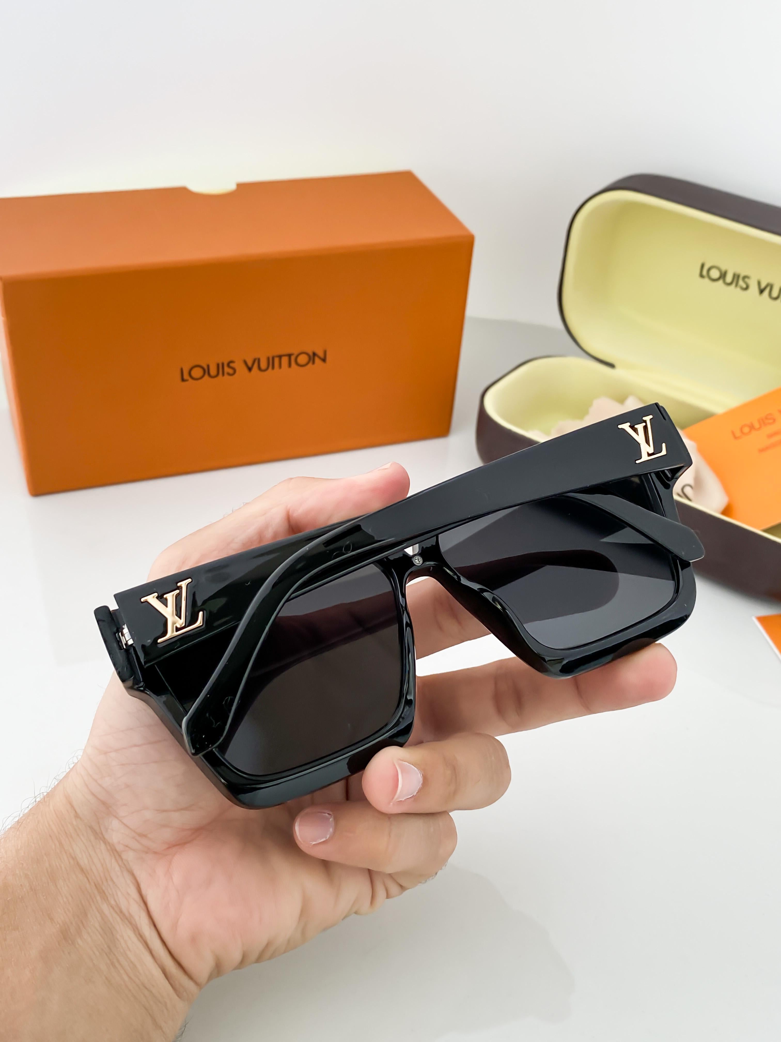 Louis Vuitton Gold Black 1502