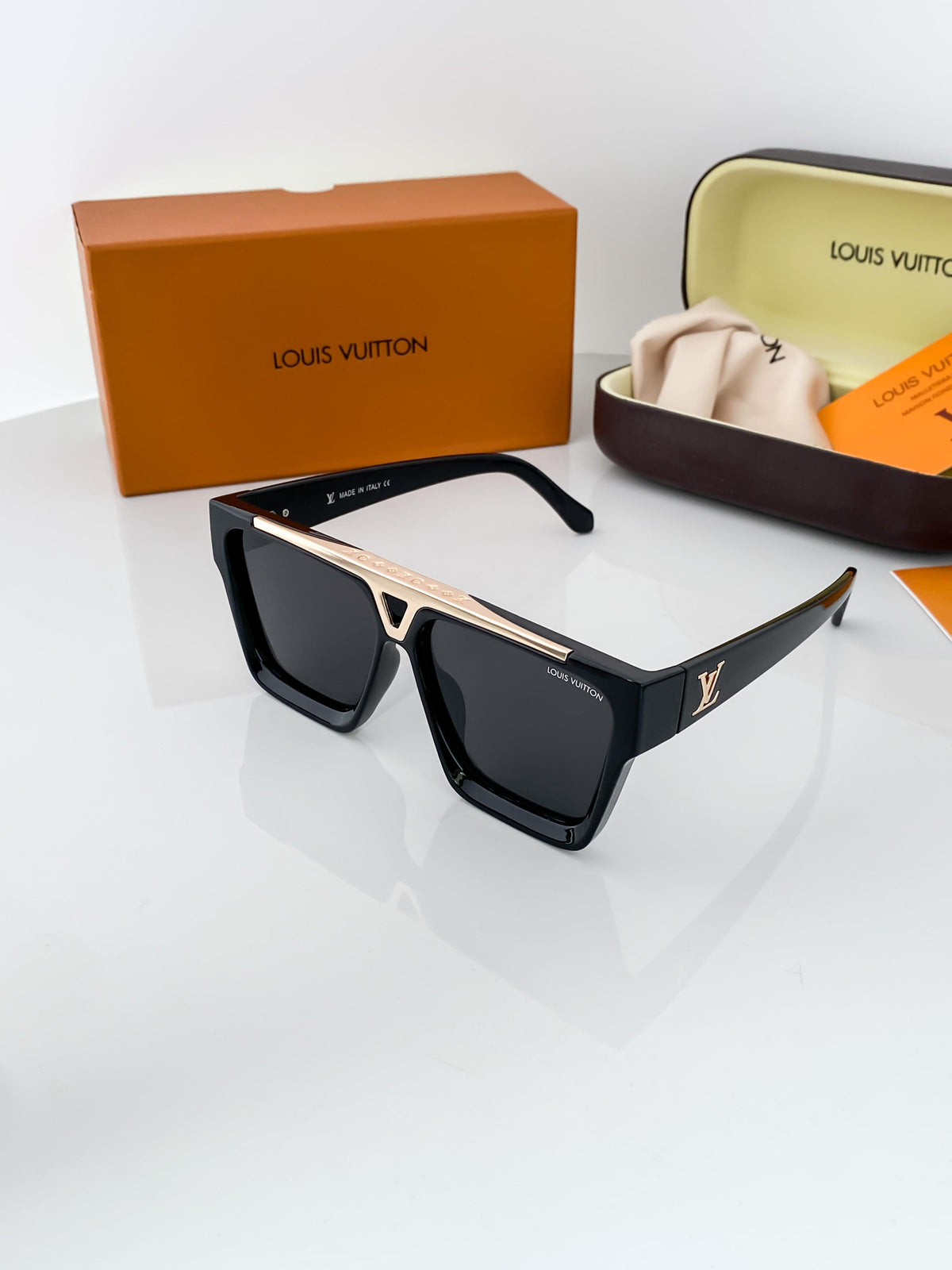 Louis Vuitton Gold Black 1502