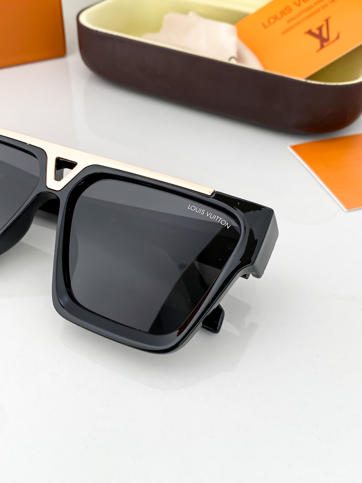 Louis Vuitton Gold Black 1502