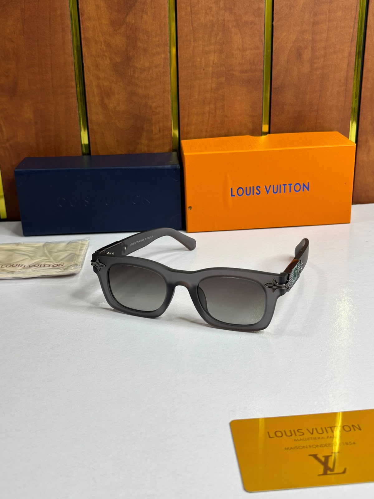 Louis Vuitton Men Grey Wayfarer UV Protection Full Rim Sunglass With Hard Case Sunglasses