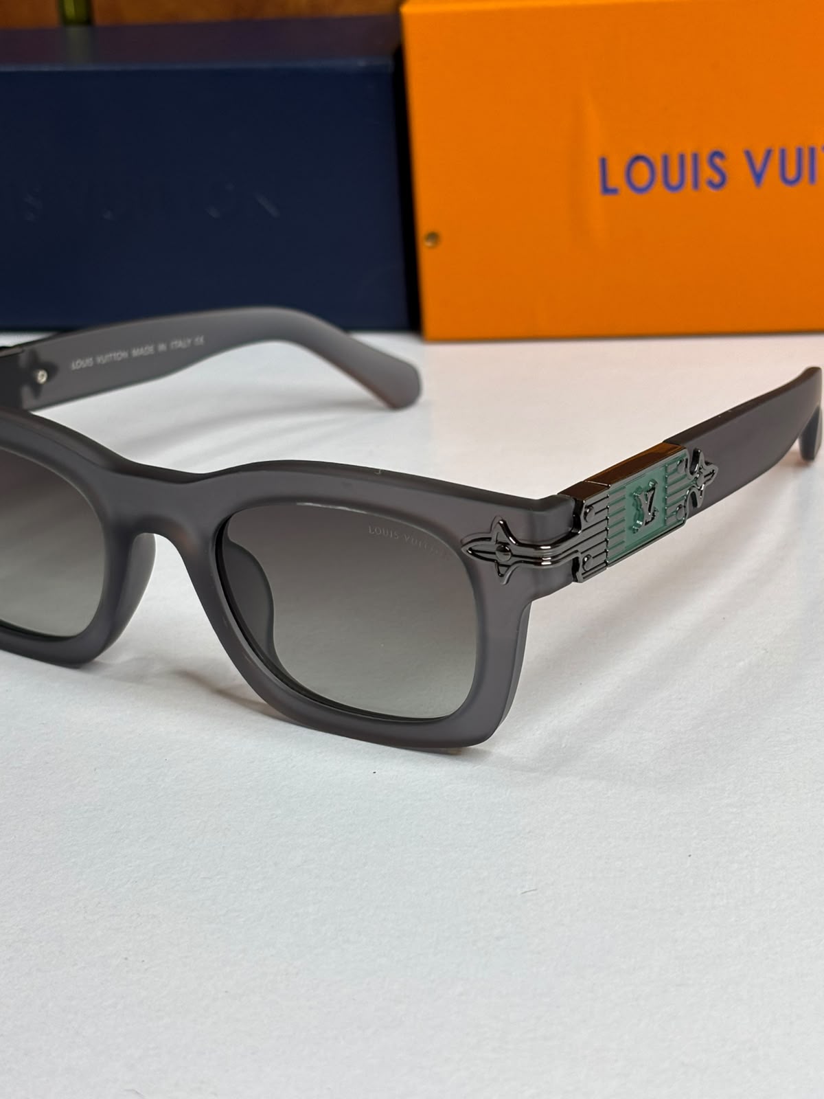 Louis Vuitton Men Grey Wayfarer UV Protection Full Rim Sunglass With Hard Case Sunglasses