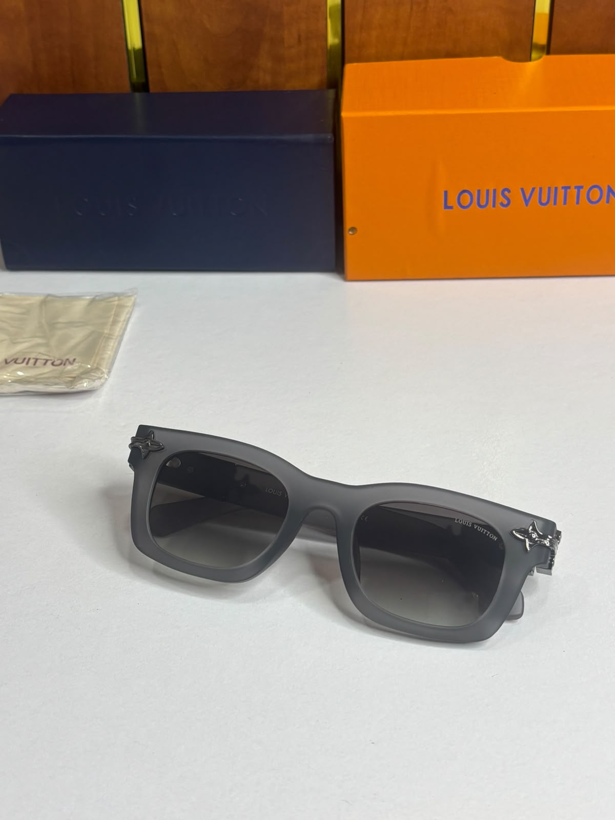 Louis Vuitton Men Grey Wayfarer UV Protection Full Rim Sunglass With Hard Case Sunglasses